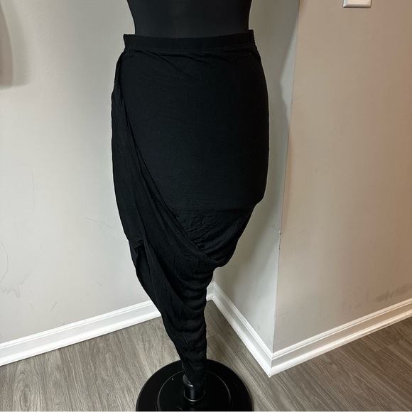 Daily Look Dresses & Skirts - Daily Look Asymmetrical Ruched Black Skirt in Size Medium